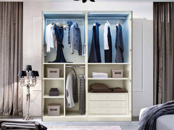 Երկու դռնանի գերժամանակակից զգեստապահարան