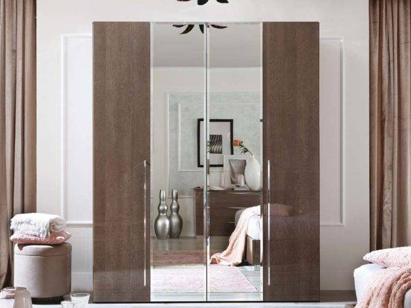 Չորս ապակե դռնանի գերժամանակակից զգեստապահարան