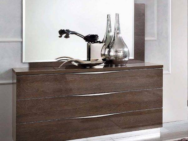 Մեկ դռնանի կոմոդ 3 պահարանով