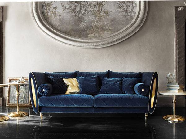 бархатный диван синнего цвета, կապույտ բազմոց, kapuyt bazmoc, կապույտ բազմոց ոսկեգույն լատունե դետալներով, երեքտեղանոց կապույտ բարքատից բազմոց, էլեգանտ կապույտ բազմոց