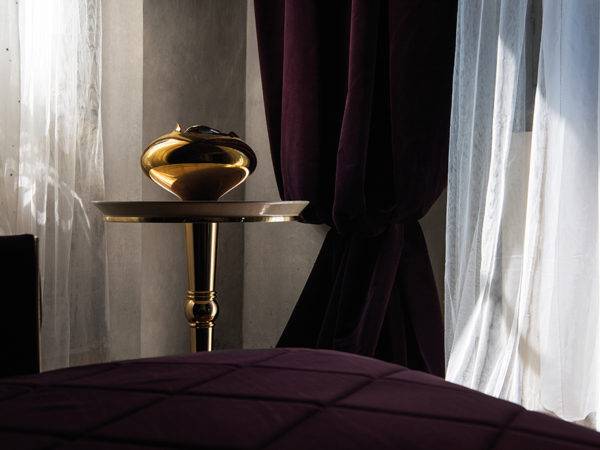 бархатный диван цвета, բազմոց, bazmoc, կապույտ բազմոց ոսկեգույն լատունե դետալներով, երեքտեղանոց բեժ բարխատից բազմոց, էլեգանտ բեժ բազմոց