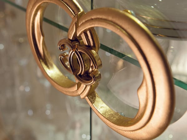 ոսկյա դետալ , սերվանտ, ոսկեզօծ սերվանտ,ապակյա դարակներով և ոսկյա դետալներով ցուցապահարան հյուրասենյակի համար