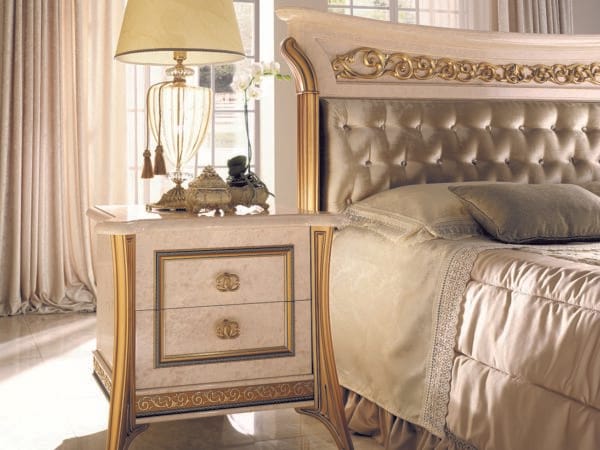 Տումբա, մարմարյա տումբա ոսկեզօծ դետալներով