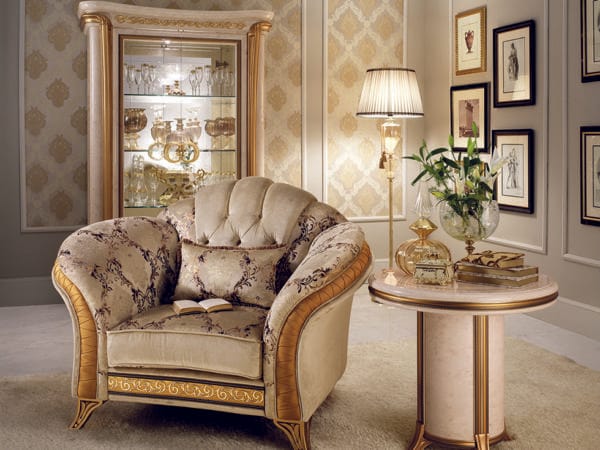 էեգանտ և հարմարավետ բազկաթոռ դասական ոճով