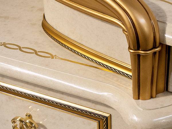 Շքեղ ոսկեգույն բռնակներով զարդասեղան