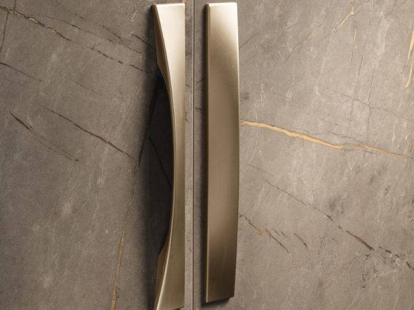 բրոնզե բռնակներով և մարմարյա մակերեսով ննջասենյակային կահույք